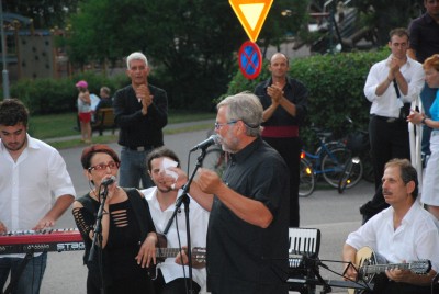 Major singing &ldquo;Pende pende deka&rdquo;